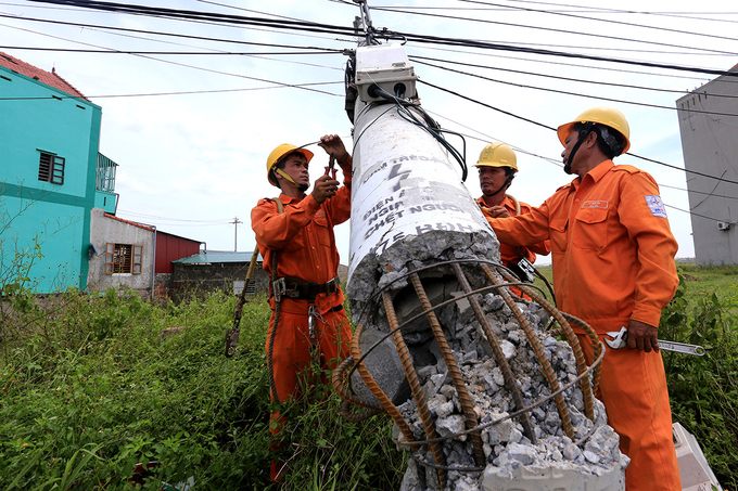 Cột điện bị đổ