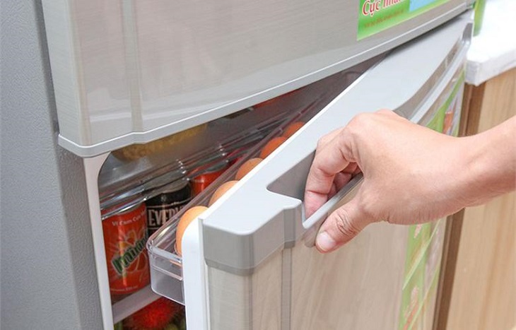 Cửa tủ lạnh bị mở