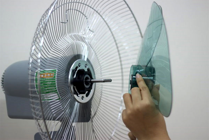 Quạt điện bị đổ