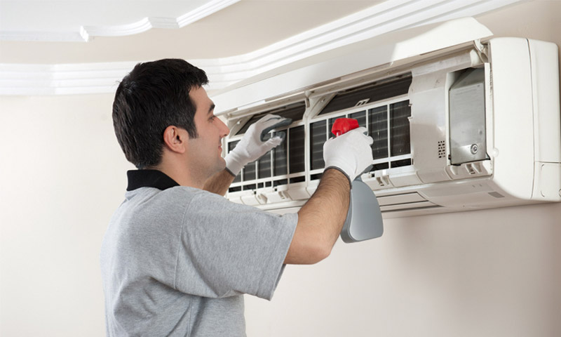 Vệ sinh máy lạnh thường xuyên để tiết kiệm điện